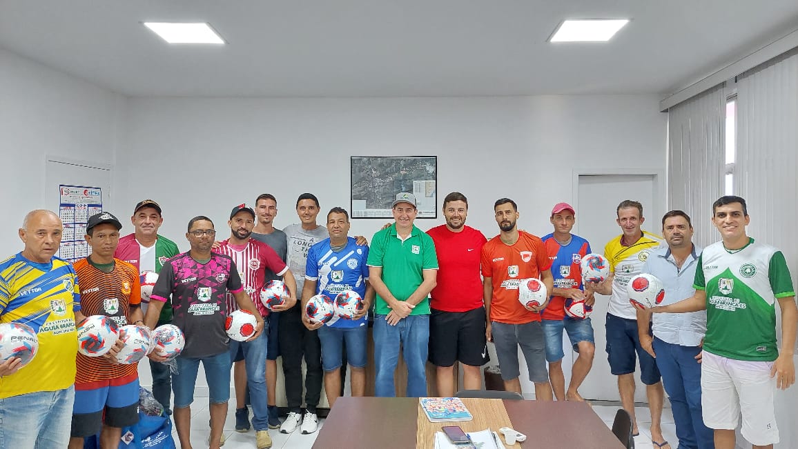 Prefeito Jailson Quiuqui realiza entrega de duas bolas novas e dois jogos completos de camisas para todas as equipes participantes do campeonato municipal